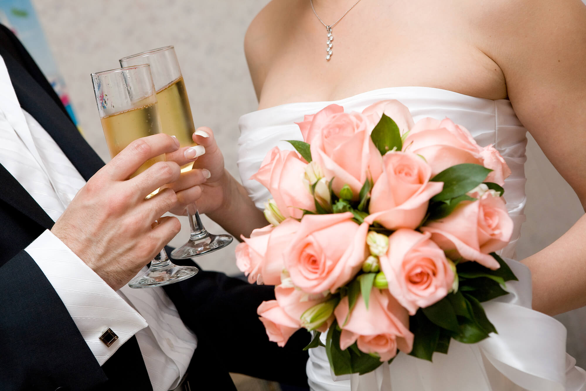 Тост невесты на свадьбе. Свадебный букет и шампанское. Молодожены с бокалом шампанского. Молодожены шампанское. Свадебная фотосессия с бокалами.